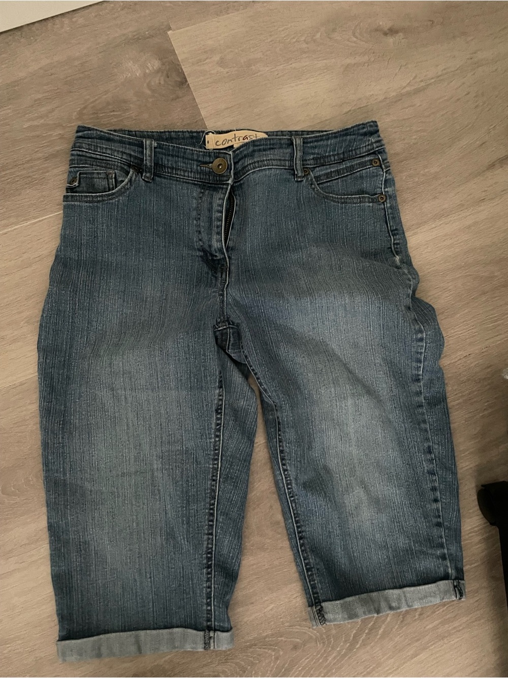 Contrast Denim Capri Jeans with Rolled Hem